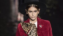 &bdquo;Yves Saint Laurent&ldquo; 2019 m. pavasario ir vasaros kolekcijos modelis