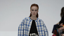 &bdquo;Carolina Herrera&ldquo; 2020 m. pavasario ir vasaros kolekcijos modelis