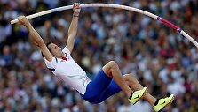 Prancūzas Renaudas Lavillenie laimėjo aukso medalį &scaron;uolio į auk&scaron;tį su kartimi rungtyje.