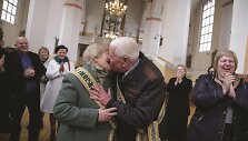 Atnaujintus santuokos įžadus Janina ir Česlovas sutvirtino bučiniu.