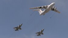Degalų papildymo lėktuvas &bdquo;An Ilyushin Il-78 Midas&ldquo; ir strateginis bombone&scaron;is &bdquo;Sukhoi Su-24&ldquo;. Karinis paradas Maskvos Raudonojoje aik&scaron;tėje