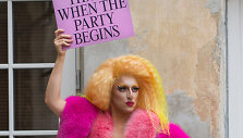&bdquo;Queer&ldquo; kūrėjai su plakatais