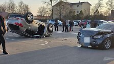 Po susidūrimo stovėjimo aik&scaron;telėje Jonavoje, vienas automobilis liko gulėti ant stogo
