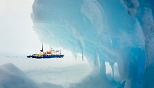 Ledynuose prie Antarktidos įstrigęs laivas &bdquo;MV Akademik &Scaron;okalskij&ldquo;.