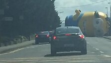 Pakaliko figūrą i&scaron; atrakcionų parko ant gatvės atne&scaron;ė stiprus vėjas.