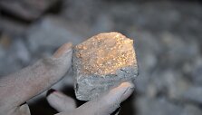 Brangių metalų pilna uoliena