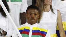 Jonas Junias Jonas ne&scaron;ė Namibijos vėliavą per atidarymo ceremoniją