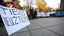 Žurnalistų ir jaunųjų politikų protestas prie&scaron; žiniasklaidos laisvių ribojimą