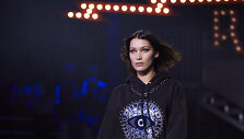&bdquo;Tommy Hilfiger&ldquo; 2018 m. pavasario ir vasaros kolekcijos modelis
