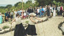 &Scaron;eiko &scaron;okio teatro spektaklį &bdquo;Užpustyti&ldquo; vėl bus galima i&scaron;vysti Kur&scaron;ių nerijoje.