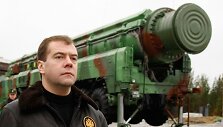 Dmitrijus Medvedevas prie balistinės raketos