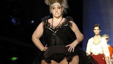 Velvet D'Amour per &bdquo;Jean Paul Gaultier&ldquo; kolekcijos pristatymą