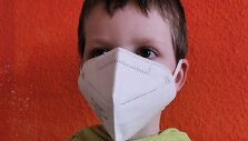 6 metų vaikas su standartinio dydžio respiratoriumi