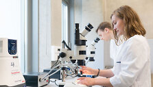 Auksė Gaižauskaitė dirba laboratorijoje