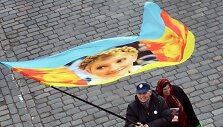 Protestuotojai mojuoja vėliava su Julijos Tymo&scaron;enko atvaizdu