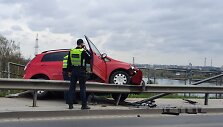 Avarija T.Masiulio gatvėje &ndash; automobilis &bdquo;pakibo&ldquo; ant atitvarų