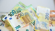 Pristatyti naujosios serijos &bdquo;Europa&ldquo; 100 ir 200 eurų banknotai
