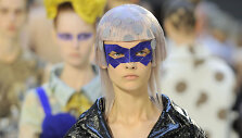 &bdquo;Maison Margiela&ldquo; 2015 m. auk&scaron;tosios mados kolekcijos modelis