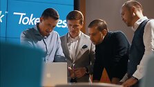 Tomas Mičkauskas (pirmas i&scaron; kairės) ir kiti &bdquo;TokenDesk&ldquo; veidai