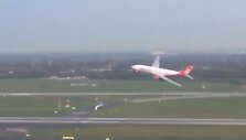 &bdquo;Oriai ir emocionaliniai&ldquo; atsisveikinti norėjęs bankrutuojančių oro linijų &bdquo;Air Berlin&ldquo; pilotas atliko pavojingą manevrą