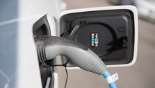 Įkrovimo stotelė prie BMW salono