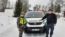 Senolį i&scaron;gelbėjo pasienietė ir pareigūnas
