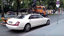 Bandymas &bdquo;Maybach 62S&ldquo; užkelti ant autovežio