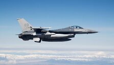 Naikintuvas F-16 su &bdquo;Kongsberg&ldquo; gaminama JSM raketa (nuotraukoje &ndash; vidutinio dydžio). &bdquo;Defence Express"/Atviro &scaron;altinio nuotr.