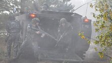 Ukrainos kariai pratybose i&scaron;silaipina i&scaron; Lietuvos kariuomenės &scaron;arvuočio M113