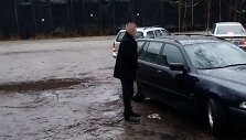 Nepagarba BMW vairuotojams: vyras nusi&scaron;lapino ant automobilio