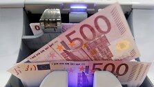 500 eurų kupiūros esą dažniausiai nugula po čiužiniu ir retai i&scaron;vysta dienos &scaron;viesą.