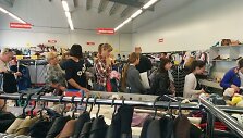 Dienomis, kai į parduotuves atvežamos naujos prekės, padėvėtų rūbų parduotuvėse &ndash; apgultis. Prie matavimo kabinų net nusidriekia eilės.