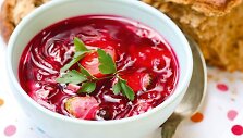 Burokėlių ir kopūstų sriuba su pomidorais