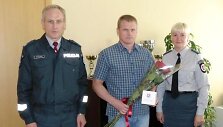 Gintautui Jaskaudui (viduryje) padėkota Mažeikių rajono policijos komisariate
