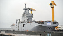 Rusijai skirtas &bdquo;Mistral&ldquo; tipo laivas nuleidžiamas į vandenį