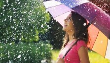 Moteris su skėčiu