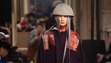 &bdquo;Raf Simons&ldquo; 2019&ndash;2020 m. rudens ir žiemos kolekcijos modelis