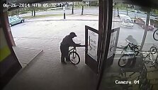 Vaizdo kameros užfiksavo besidarbuojančius dviračių vagis