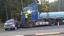 Palangos miesto savivaldybės ribose susidūrė vilkikas ir &bdquo;Toyota Yaris&ldquo;. Teko vaduoti lengvajame automobilyje prispaustus žmones.