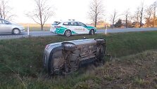 Panevėžio rajone į griovį nuvažiavo lengvasis automobilis
