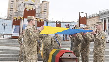 Atsisveikinimo su Ukrainoje mū&scaron;io lauke žuvusiu Tomu Valentėliu ceremonija Kyjive