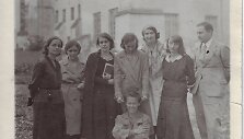 Stepono Batoro universiteto Dailės fakulteto studentų grupė fakulteto rūmų fone. Kairėje sėdi Irena ir Joanna Karpińskos. Iki 1933 m.