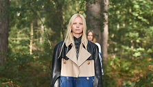 &bdquo;Burberry&ldquo; 2021 m. pavasario ir vasaros kolekcijos modelis