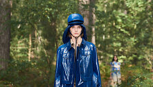 &bdquo;Burberry&ldquo; 2021 m. pavasario ir vasaros kolekcijos modelis
