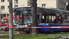 Į medį atsitrenkęs autobusas Krokuvoje