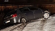Kaune &bdquo;Opel&ldquo; nuvažiavo į griovį
