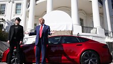 Donaldas Trumpas ir Elonas Muskas su &bdquo;Tesla&ldquo; / Samuel Corum - Pool via CNP / ZUMAPRESS.com