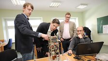 Robertas Boehme apžiūri palydovo modelį