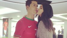 Irina Shayk bučiuoja va&scaron;kinę Cristiano Ronaldo figūrą