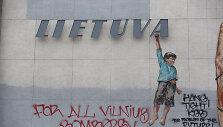 Ernesto Zacharevičiaus pie&scaron;inys ant kino teatro &bdquo;Lietuva&ldquo; sienos suniokotas